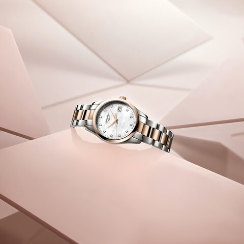 Longines horloge met een kast in rosé pvd-coating op staal, met een wijzerplaat in het parelmoer met  briljant en een diameter van 34 mm