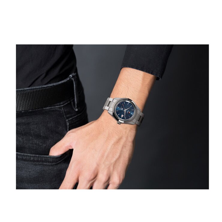 Rado horloge met een kast in staal, met een wijzerplaat in het blauw en een diameter van 42