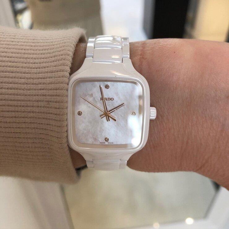 Rado horloge met een kast in keramiek, met een wijzerplaat in het parelmoer met  briljant en een diameter van 29