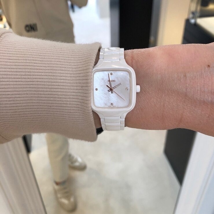 Rado horloge met een kast in keramiek, met een wijzerplaat in het parelmoer met  briljant en een diameter van 29