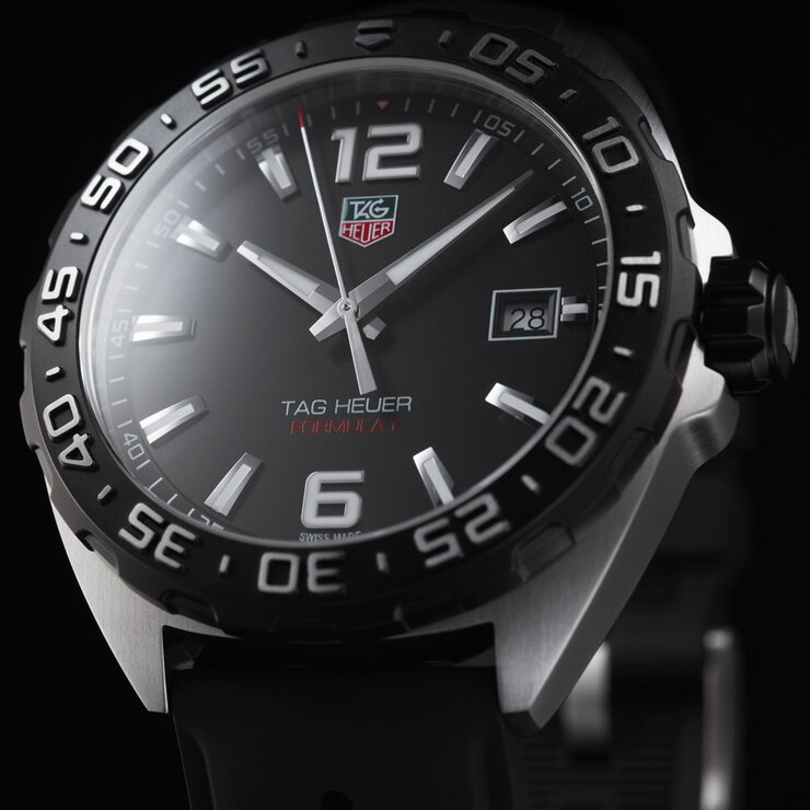 TAG Heuer horloge met een kast in staal, met een wijzerplaat in het zwart en een diameter van 41
