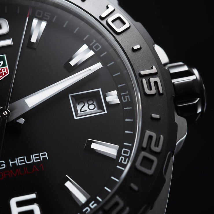 TAG Heuer horloge met een kast in staal, met een wijzerplaat in het zwart en een diameter van 41