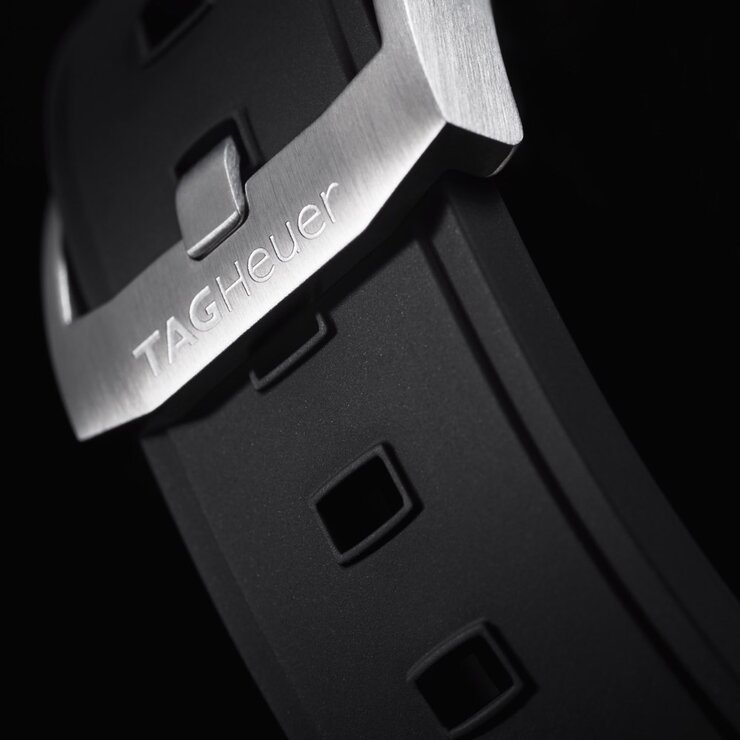 montre TAG Heuer avec un boîtier en acier, un cadran noir et un diamètre de 41 mm