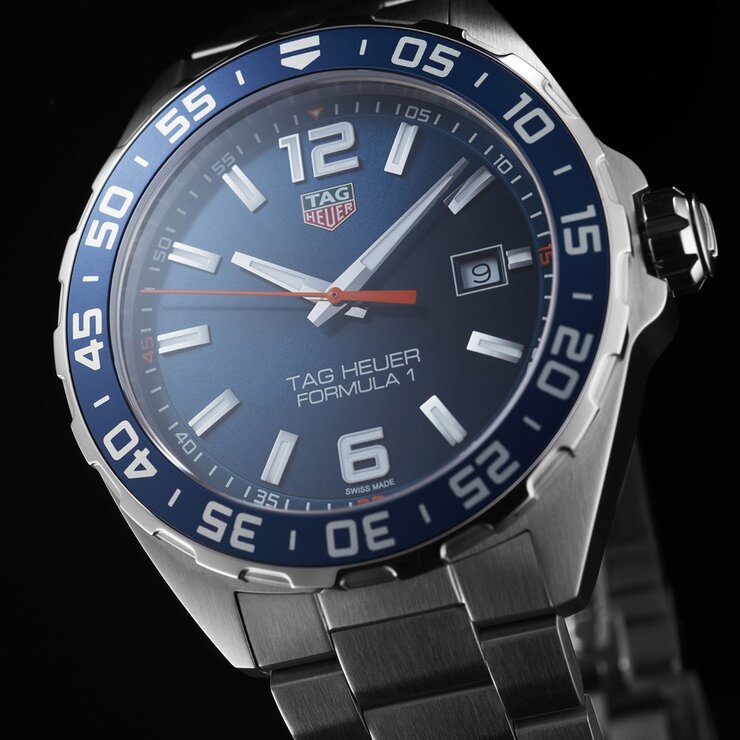 TAG Heuer horloge met een kast in staal, met een wijzerplaat in het blauw en een diameter van 43