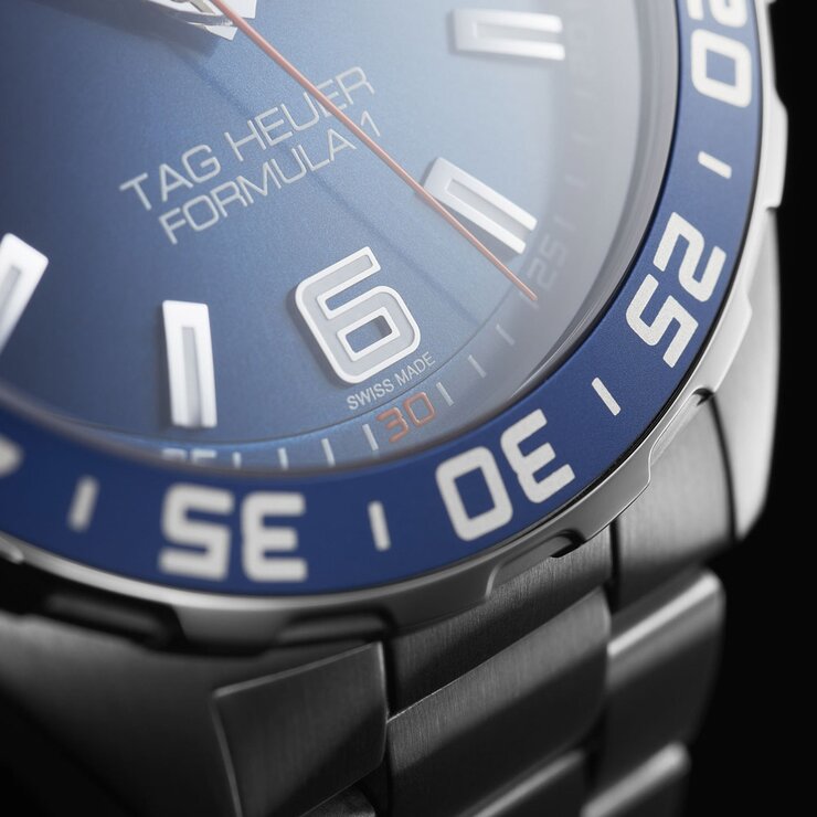 TAG Heuer horloge met een kast in staal, met een wijzerplaat in het blauw en een diameter van 43