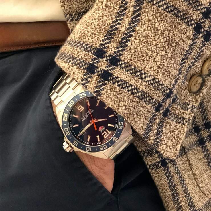 TAG Heuer horloge met een kast in staal, met een wijzerplaat in het blauw en een diameter van 43