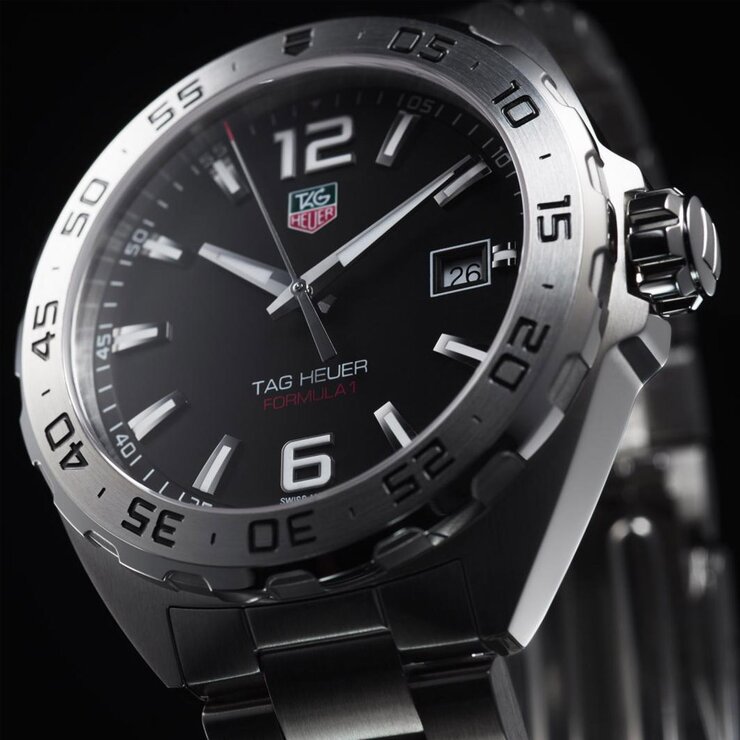 TAG Heuer horloge met een kast in staal, met een wijzerplaat in het zwart en een diameter van 41
