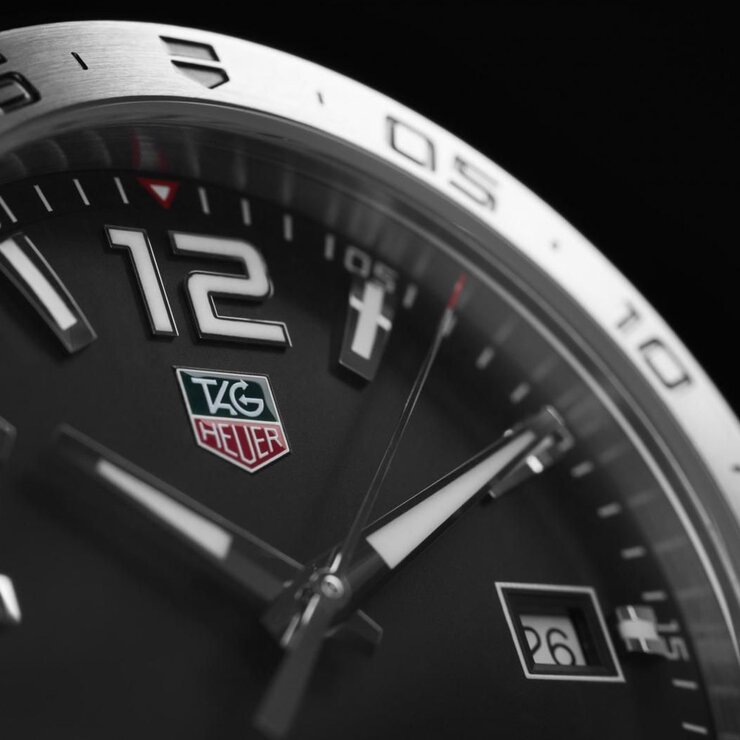 TAG Heuer horloge met een kast in staal, met een wijzerplaat in het zwart en een diameter van 41