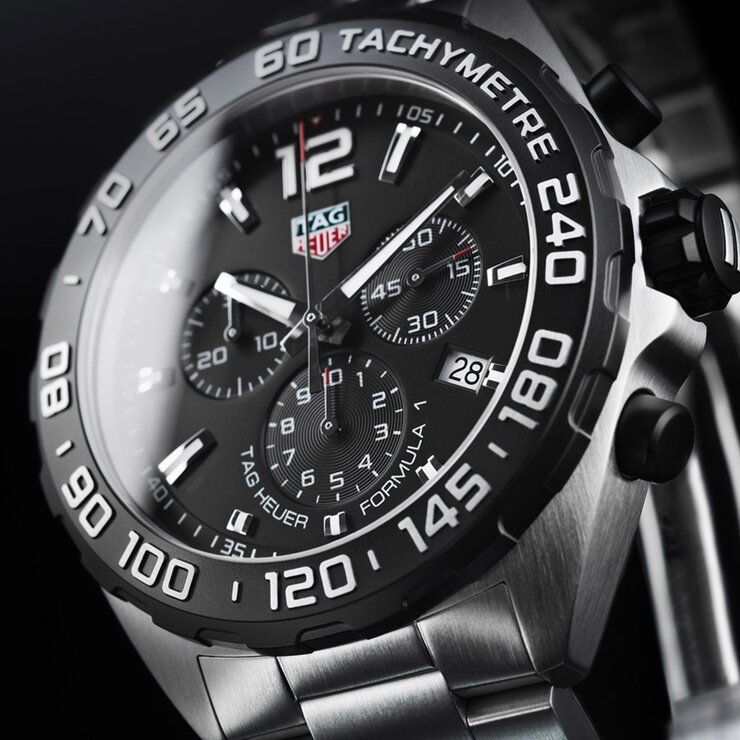 TAG Heuer horloge met een kast in staal, met een wijzerplaat in het zwart en een diameter van 43 mm