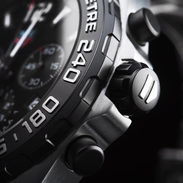 TAG Heuer horloge met een kast in staal, met een wijzerplaat in het zwart en een diameter van 43 mm