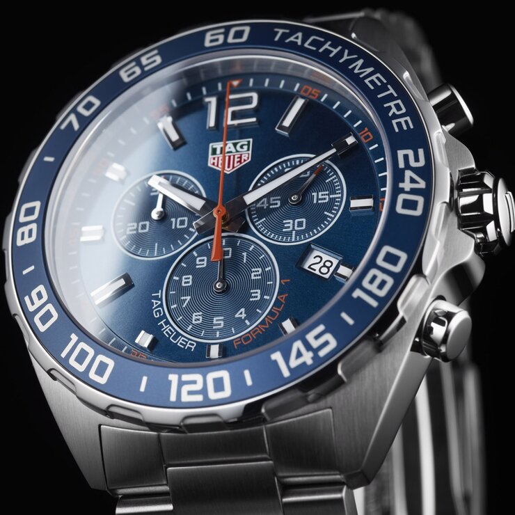 TAG Heuer horloge met een kast in staal, met een wijzerplaat in het blauw en een diameter van 43