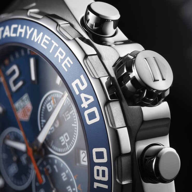 TAG Heuer horloge met een kast in staal, met een wijzerplaat in het blauw en een diameter van 43