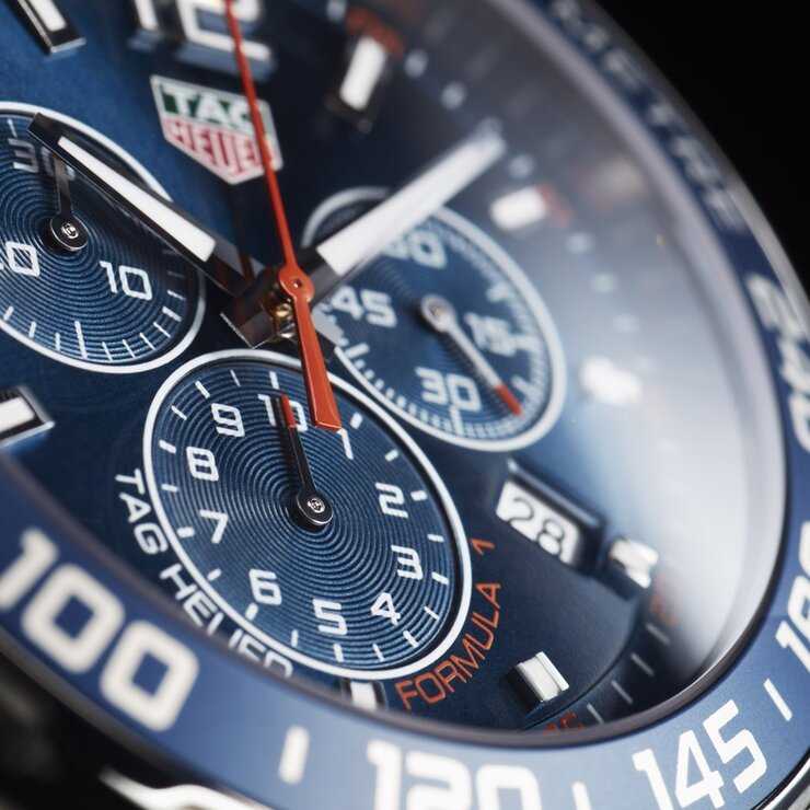 TAG Heuer horloge met een kast in staal, met een wijzerplaat in het blauw en een diameter van 43