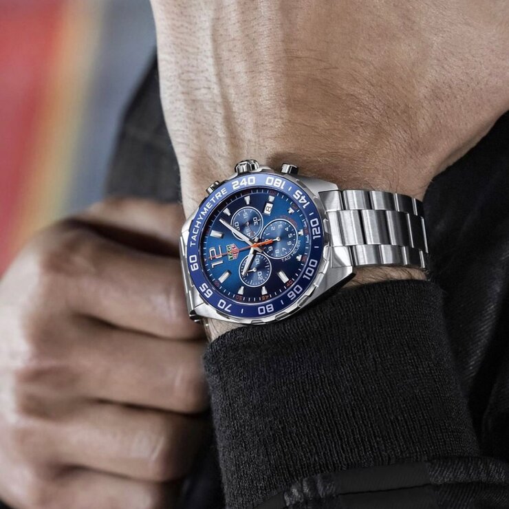 TAG Heuer horloge met een kast in staal, met een wijzerplaat in het blauw en een diameter van 43