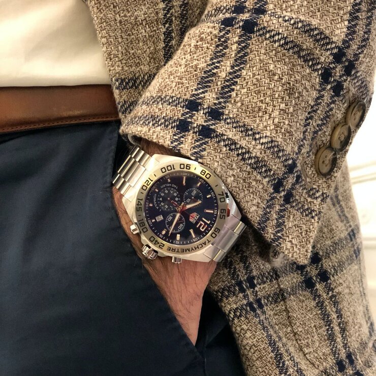 TAG Heuer horloge met een kast in staal, met een wijzerplaat in het blauw en een diameter van 43