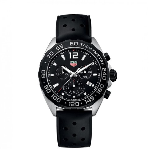 montre TAG Heuer avec un boîtier en acier, un cadran noir et un diamètre de 43 mm