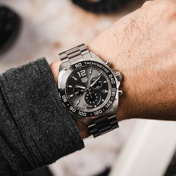 TAG Heuer horloge met een kast in staal, met een wijzerplaat in het grijs en een diameter van 43