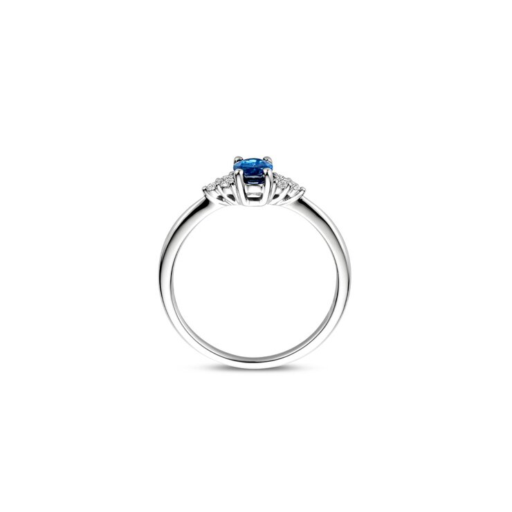 Casteur by Casteur ring in wit goud 18kt met ovalen saffier als hoofdsteen omringd door briljanten van 0,10 karaat