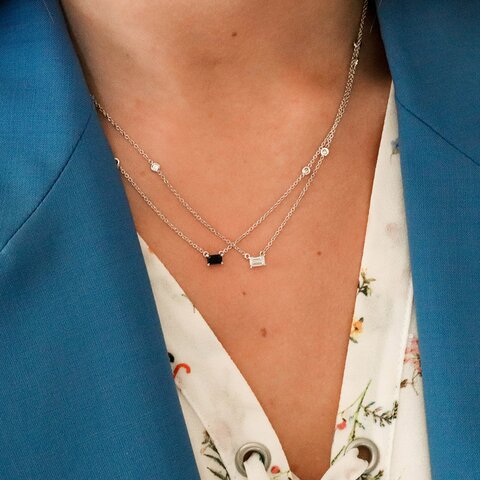 Casteur by Casteur ketting in wit goud 18kt met briljant van 0,34 karaat als hoofdsteen omringd door briljanten van 0,08 karaat