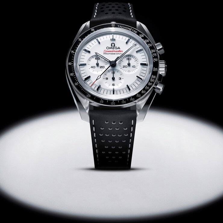 Omega horloge met een kast in staal, met een wijzerplaat in het wit en een diameter van 42 mm