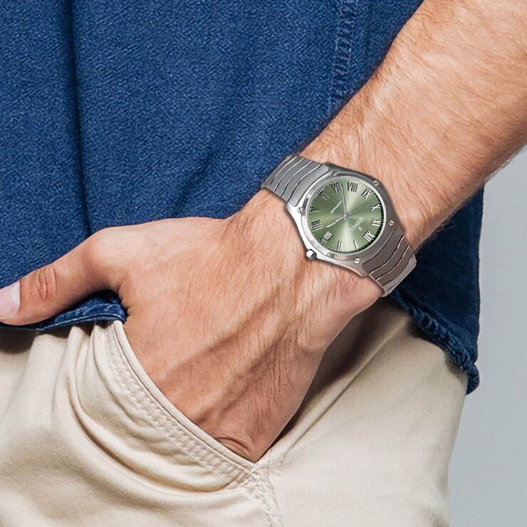 Ebel horloge met een kast in staal, met een wijzerplaat in het groen en een diameter van 37