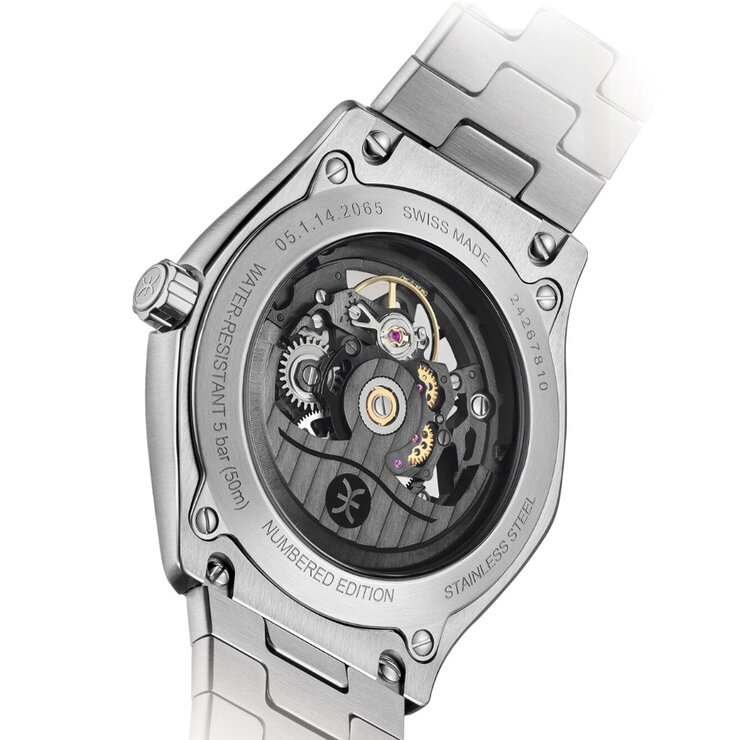 Ebel horloge met een kast in staal, met een wijzerplaat in het zwart en een diameter van 42
