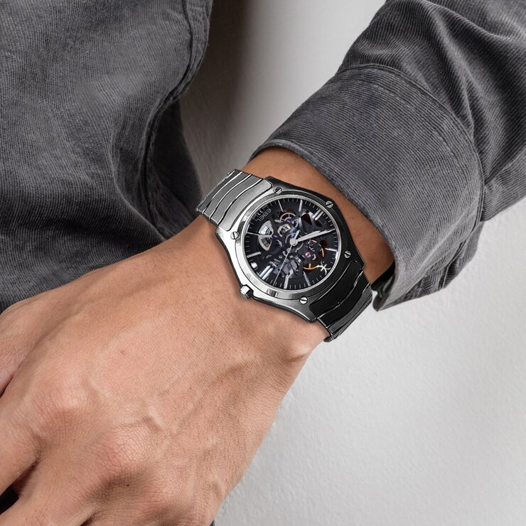 Ebel horloge met een kast in staal, met een wijzerplaat in het zwart en een diameter van 42