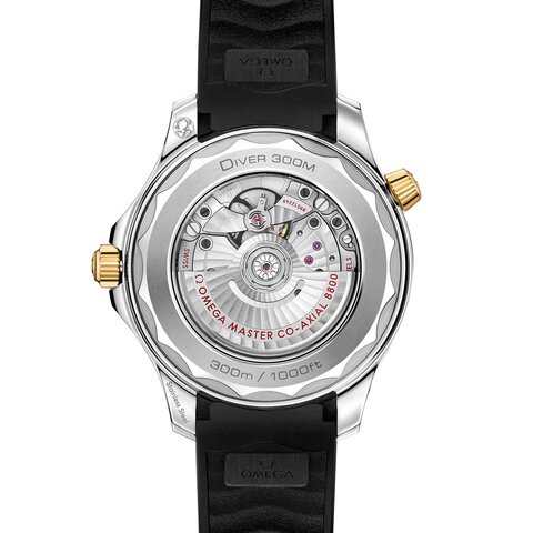 Omega horloge met een kast in geel goud op staal, met een wijzerplaat in het zwart en een diameter van 42 mm