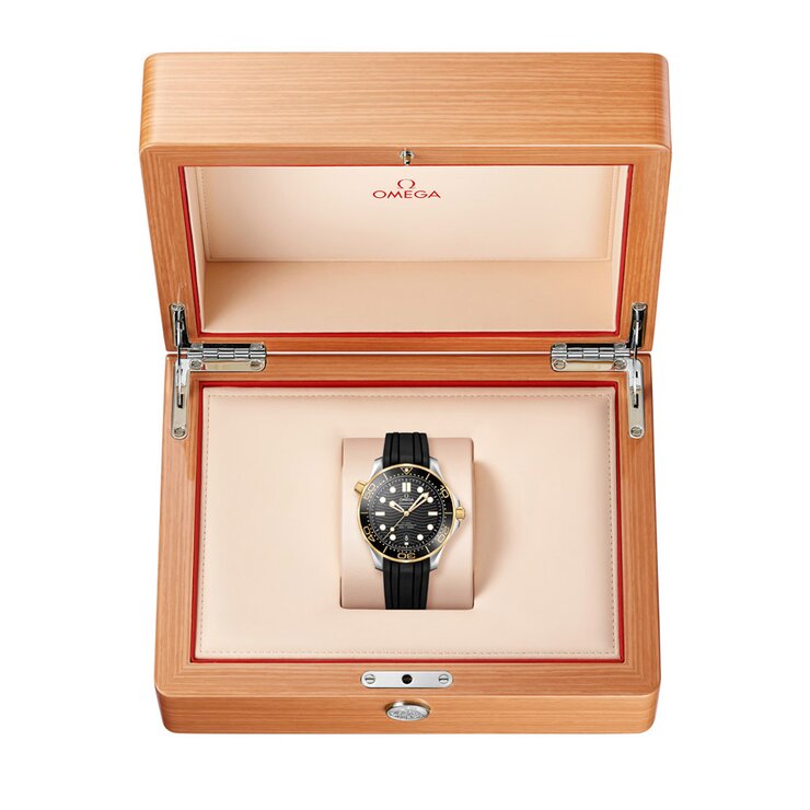 Omega horloge met een kast in geel goud op staal, met een wijzerplaat in het zwart en een diameter van 42