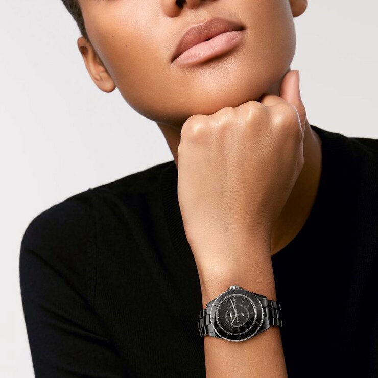 CHANEL horloge met een kast in keramiek, met een wijzerplaat in het zwart en een diameter van 33 mm