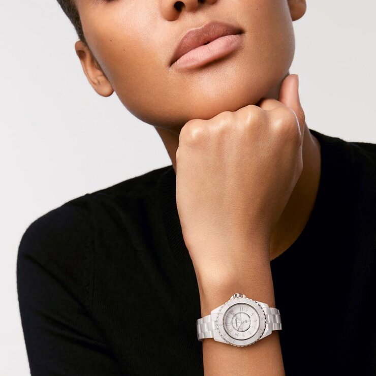 CHANEL horloge met een kast in keramiek, met een wijzerplaat in het wit en een diameter van 33
