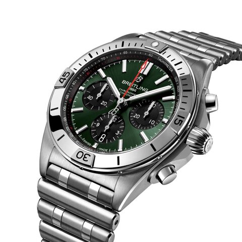 Breitling horloge met een kast in staal, met een wijzerplaat in het groen en een diameter van 42 mm
