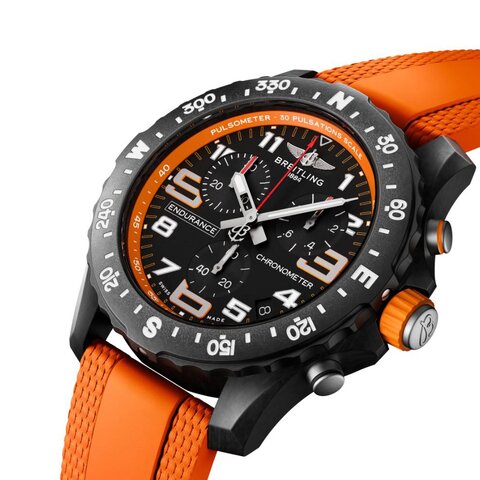 Breitling horloge met een kast in breitlight, met een wijzerplaat in het zwart en een diameter van 44 mm