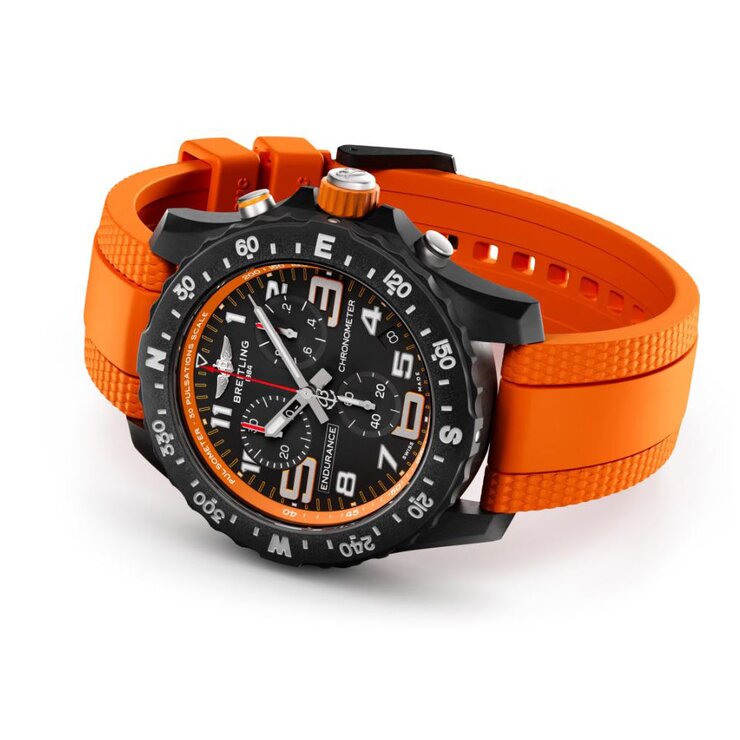 Breitling horloge met een kast in breitlight, met een wijzerplaat in het zwart en een diameter van 44 mm