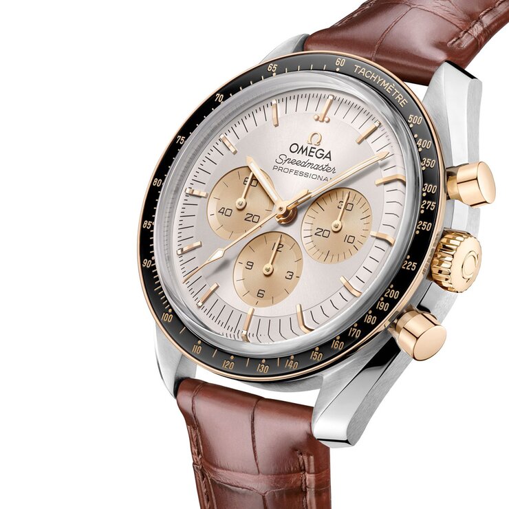 Omega horloge met een kast in geel goud op staal, met een wijzerplaat in het zilver en een diameter van 42 mm