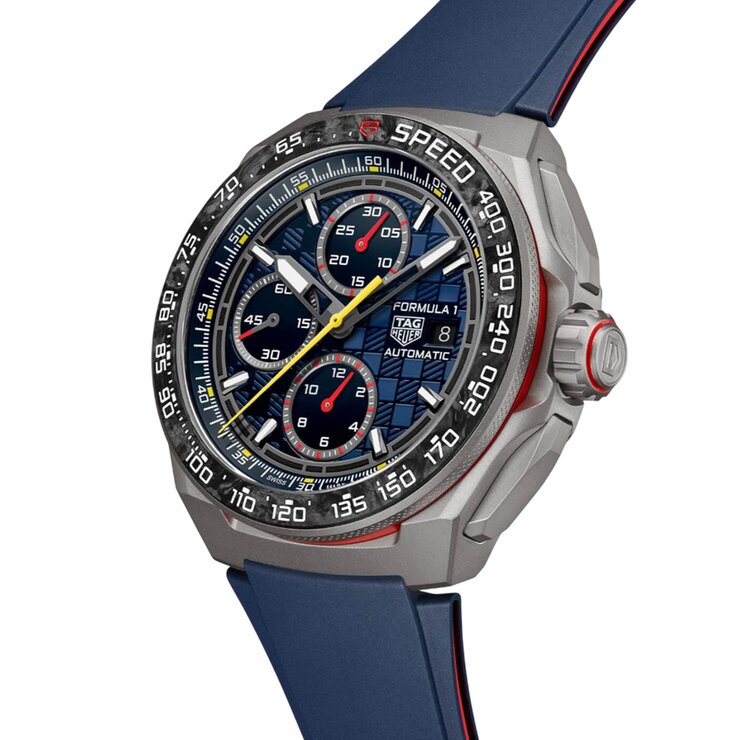 TAG Heuer horloge met een kast in carbon op titanium, met een wijzerplaat in het blauw en een diameter van 44 mm