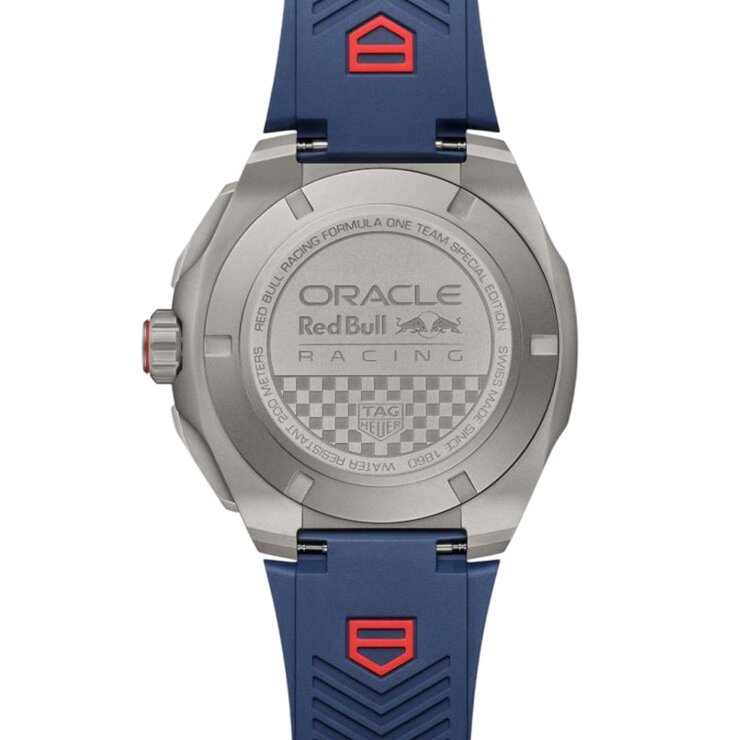 TAG Heuer horloge met een kast in carbon op titanium, met een wijzerplaat in het blauw en een diameter van 44 mm