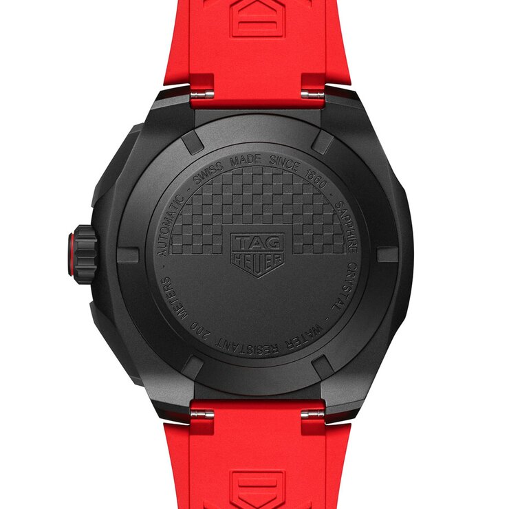 TAG Heuer horloge met een kast in titanium, met een wijzerplaat in het zwart en een diameter van 44