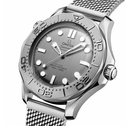 Omega horloge met een kast in staal, met een wijzerplaat in het grijs en een diameter van 42 mm