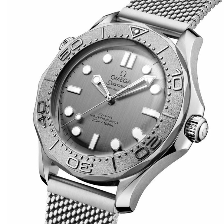 Omega horloge met een kast in staal, met een wijzerplaat in het grijs en een diameter van 42 mm