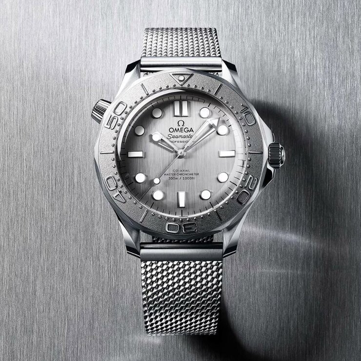 Omega horloge met een kast in staal, met een wijzerplaat in het grijs en een diameter van 42 mm