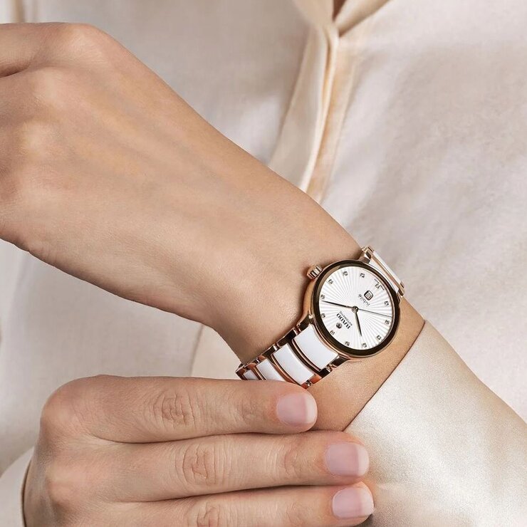 Rado horloge met een kast in rosé pvd-coating, met een wijzerplaat in het wit met  briljant en een diameter van 30,5