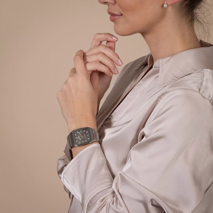 Rado horloge met een kast in keramiek en een wijzerplaat in het grijs