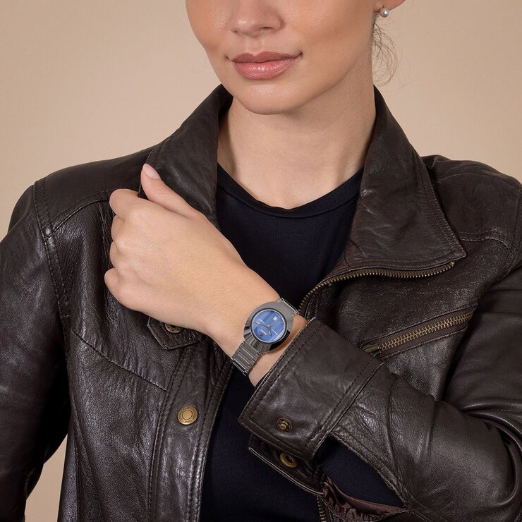 Rado horloge met een kast in keramiek op staal, met een wijzerplaat in het blauw en een diameter van 30 mm