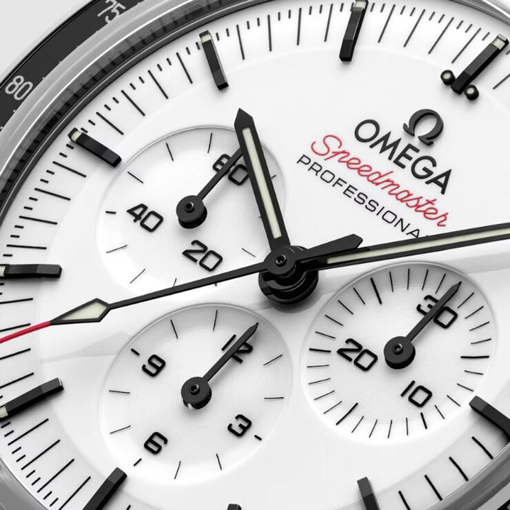 Omega horloge met een kast in staal, met een wijzerplaat in het wit en een diameter van 42 mm