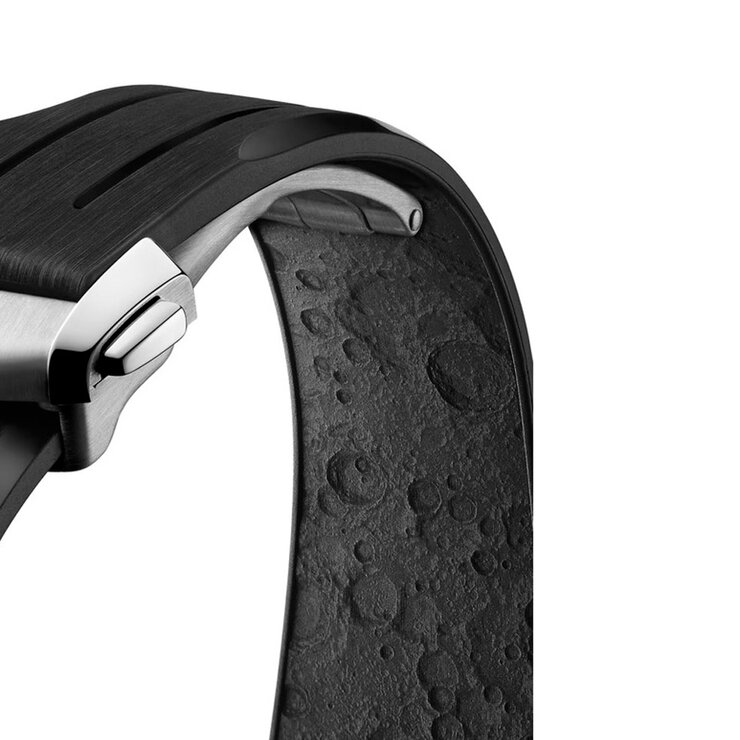 montre Omega avec un boîtier en acier, un cadran blanc et un diamètre de 42 mm