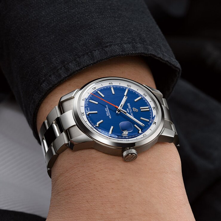 Breitling horloge met een kast in staal, met een wijzerplaat in het blauw en een diameter van 38