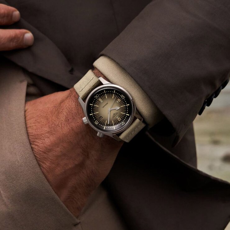 Longines horloge met een kast in staal, met een wijzerplaat in het beige en een diameter van 42 mm