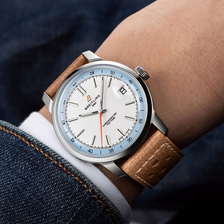 Breitling horloge met een kast in staal, met een wijzerplaat in het wit en een diameter van 38 mm