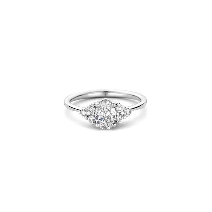 The Exclusive Collection verlovingsring in wit goud 18kt met ovalen diamant van 0,61 karaat als hoofdsteen omringd door briljanten van 0,19 karaat